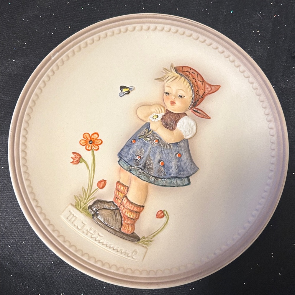Goebel Collector Plate Daisies Don’t Tell (LC) - Picture 2 of 10